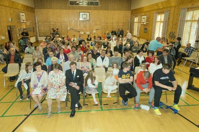 Soinin Hautakylä-salin talonmiespalveluiden sopimus hyväksyttiin Soinin teknisen lautakunnan kokouksessa. Tehtävään valittiin osa-aikaiseksi talonmieheksi Timo Vuorinen. Hautakylä -salin vuokraus tapahtuu kyläyhdistyksen kautta. Kevätjuhlatunnelmaa Hautakyläsalissa vuonna 2015. ARKISTOKUVA: AARRE LÖYTÖMÄKI