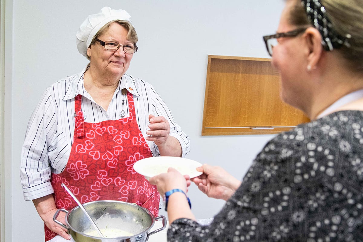 Eine Kemppainen on ollut kaikenlaisessa yhdistystoiminnassa mukana jo vuosikymmeniä ja kokee auttamisen tärkeänä. ”Vapaaehtoistoiminta tuo rakennetta arkeen ja sisältöä elämään. Kiitos ystävilleni, joiden kanssa saan tehdä työtä.”
