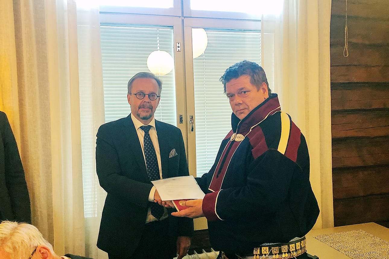 Korkeimman oikeuden presidentti Tatu Leppänen luovutti saamelaiskäräjille korkeimman oikeuden mitalin. Sen otti vastaan varapuheenjohtaja Leo Aikio.