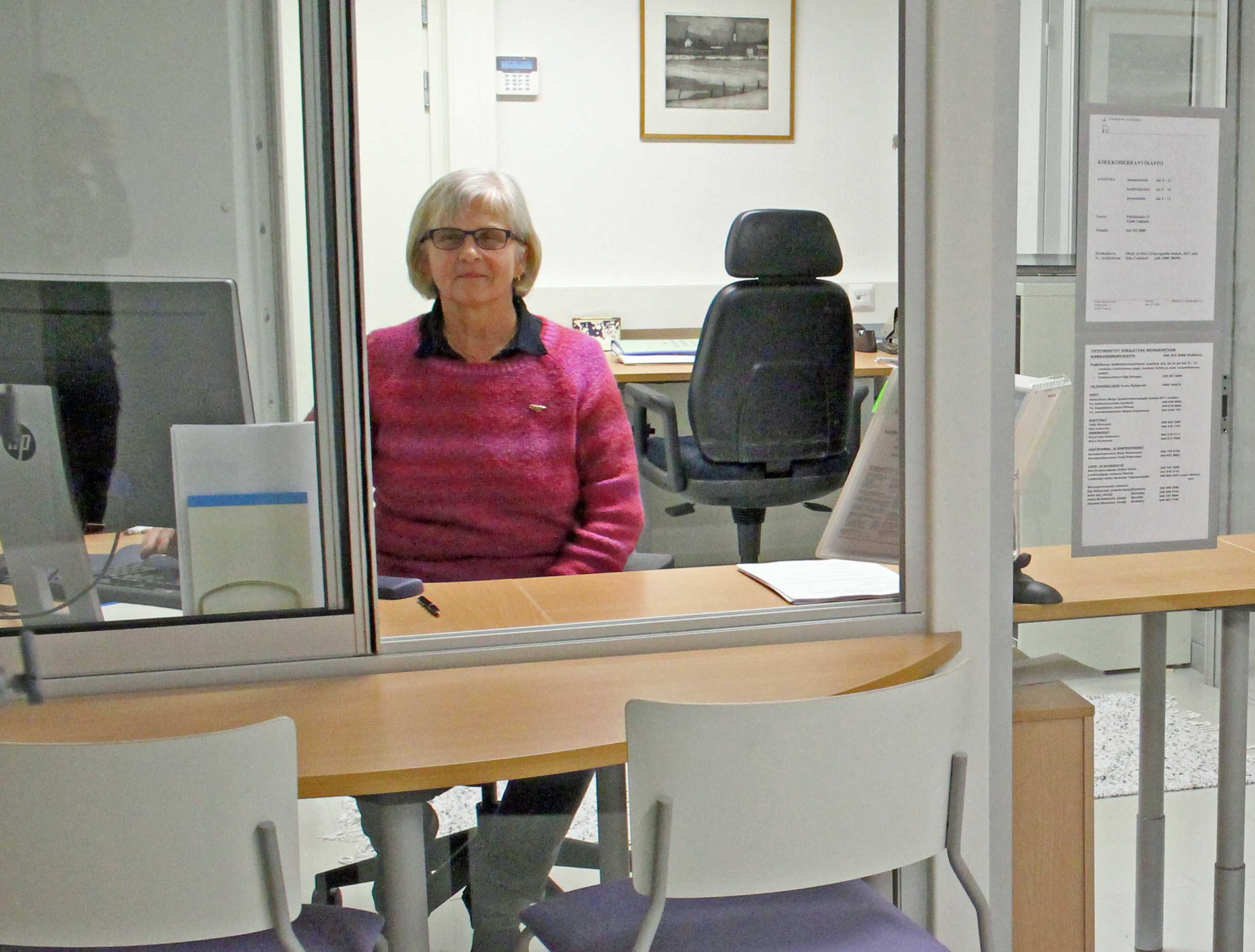 Kestilän kirkkoherranvirastolla aiemmin Eija Holappa on tyytyväinen uusiin työtiloihin, ja siihen, ettei työaika kulu eri työpisteiden välillä ajellen.