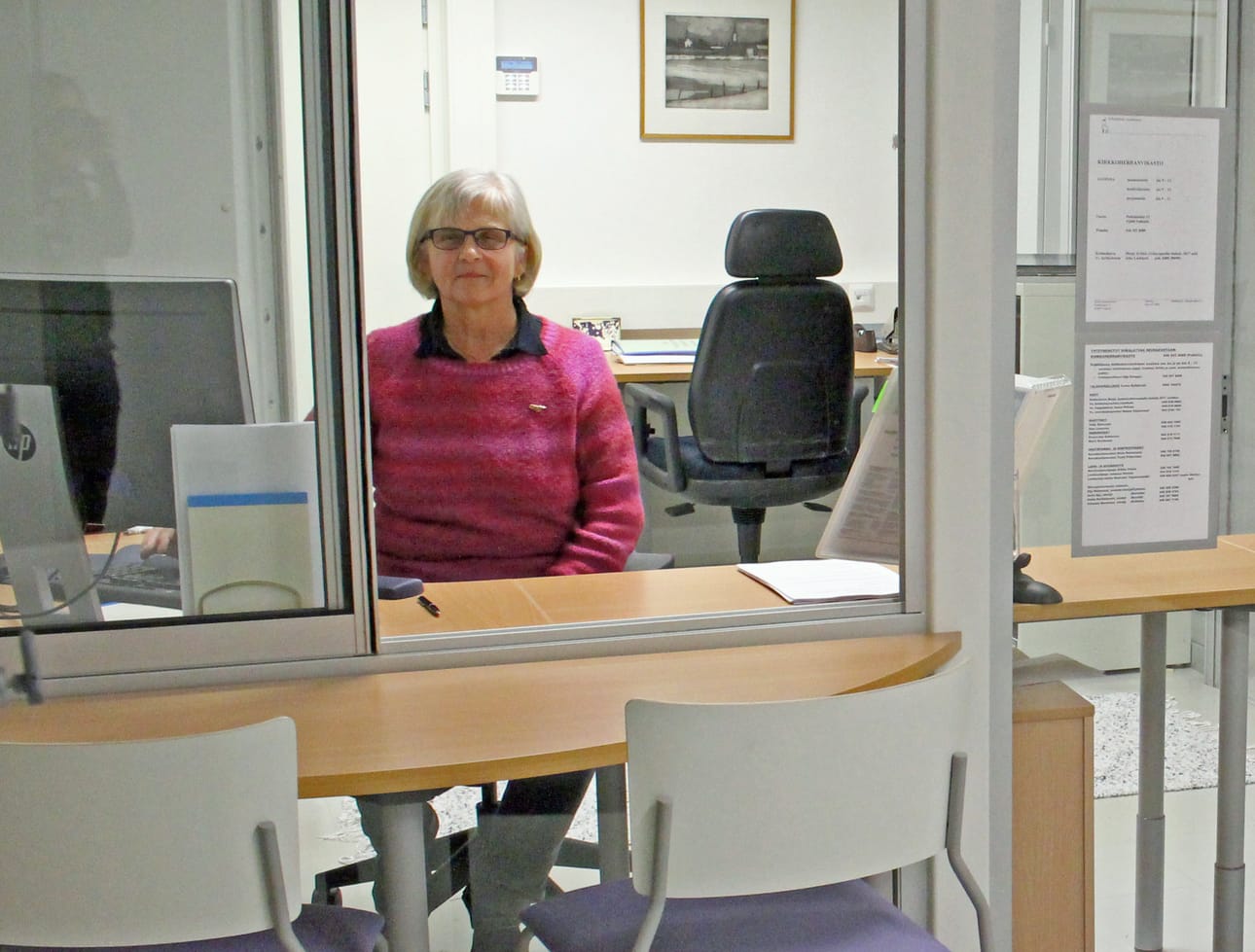Kestilän kirkkoherranvirastolla aiemmin Eija Holappa on tyytyväinen uusiin työtiloihin, ja siihen, ettei työaika kulu eri työpisteiden välillä ajellen.