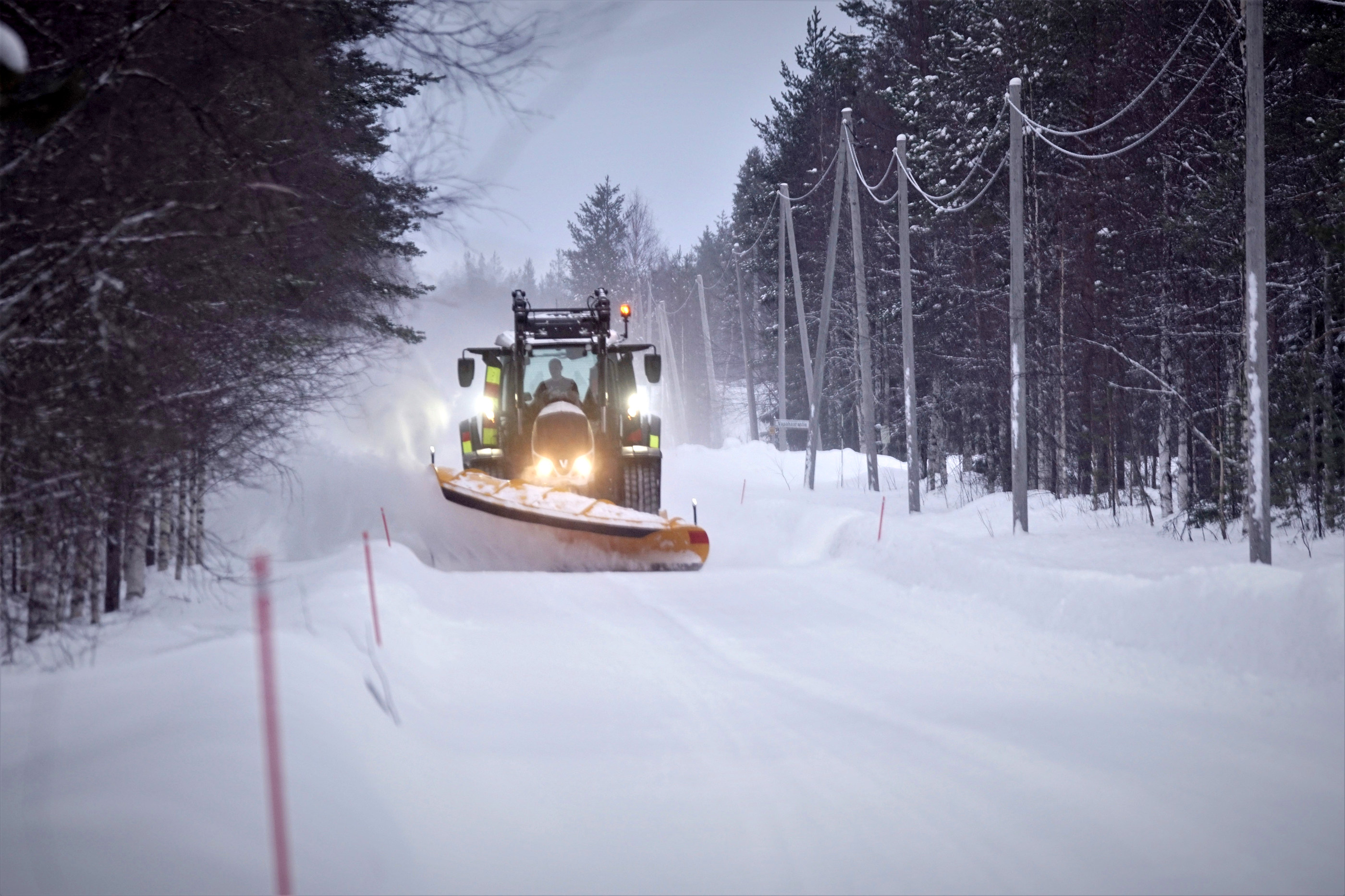 <p>Pudasjärven aurauskaluston kuljettajille on talvi ollut täystyöllistä aikaa. Oulun eteläpuolella lunta on monin paikoin vain nimeksi. Etelä-Suomi on laajalti kokonaan lumetonta aluetta.</p>
