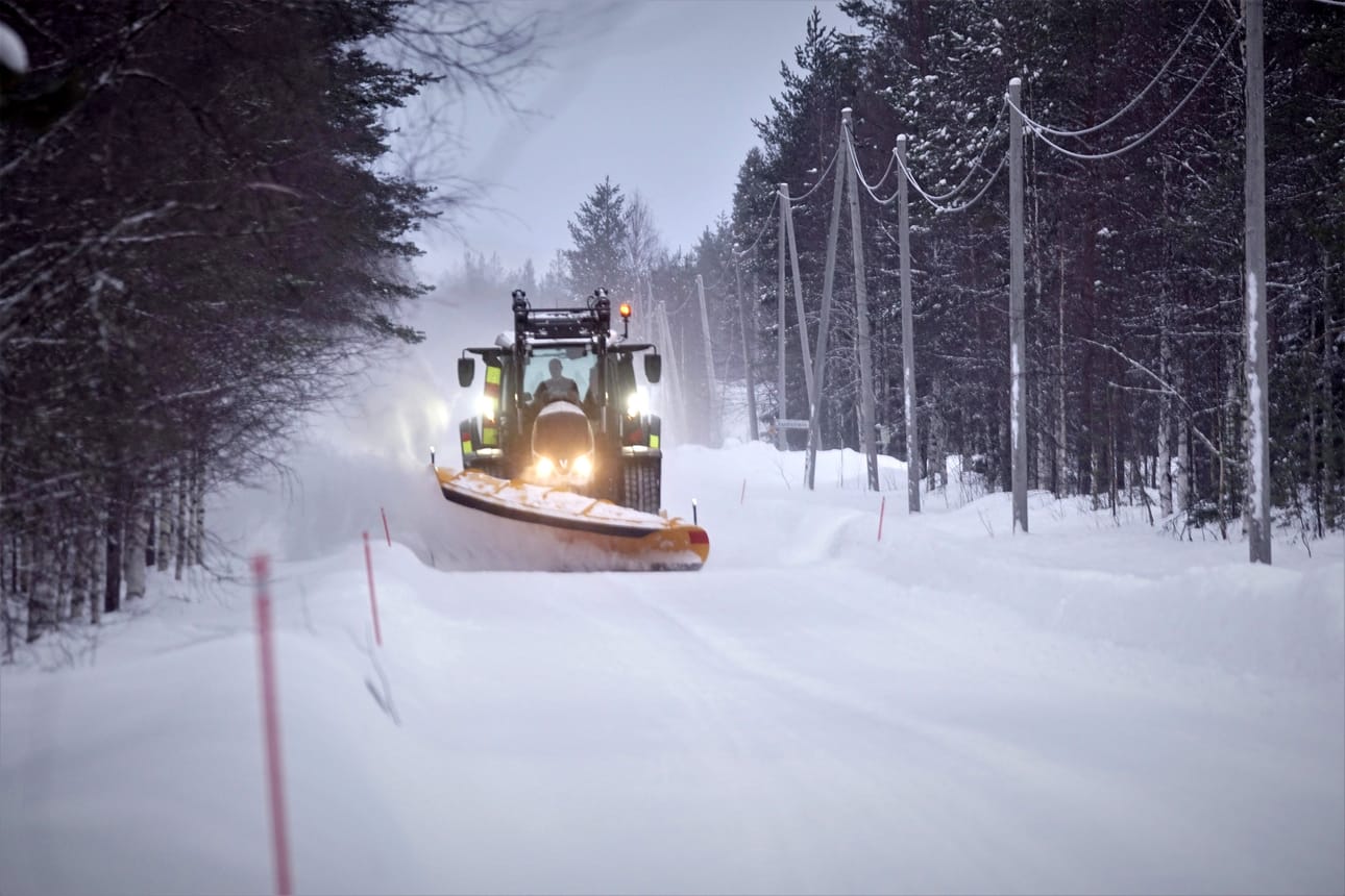 Pudasjärven aurauskaluston kuljettajille on talvi ollut täystyöllistä aikaa. Oulun eteläpuolella lunta on monin paikoin vain nimeksi. Etelä-Suomi on laajalti kokonaan lumetonta aluetta.