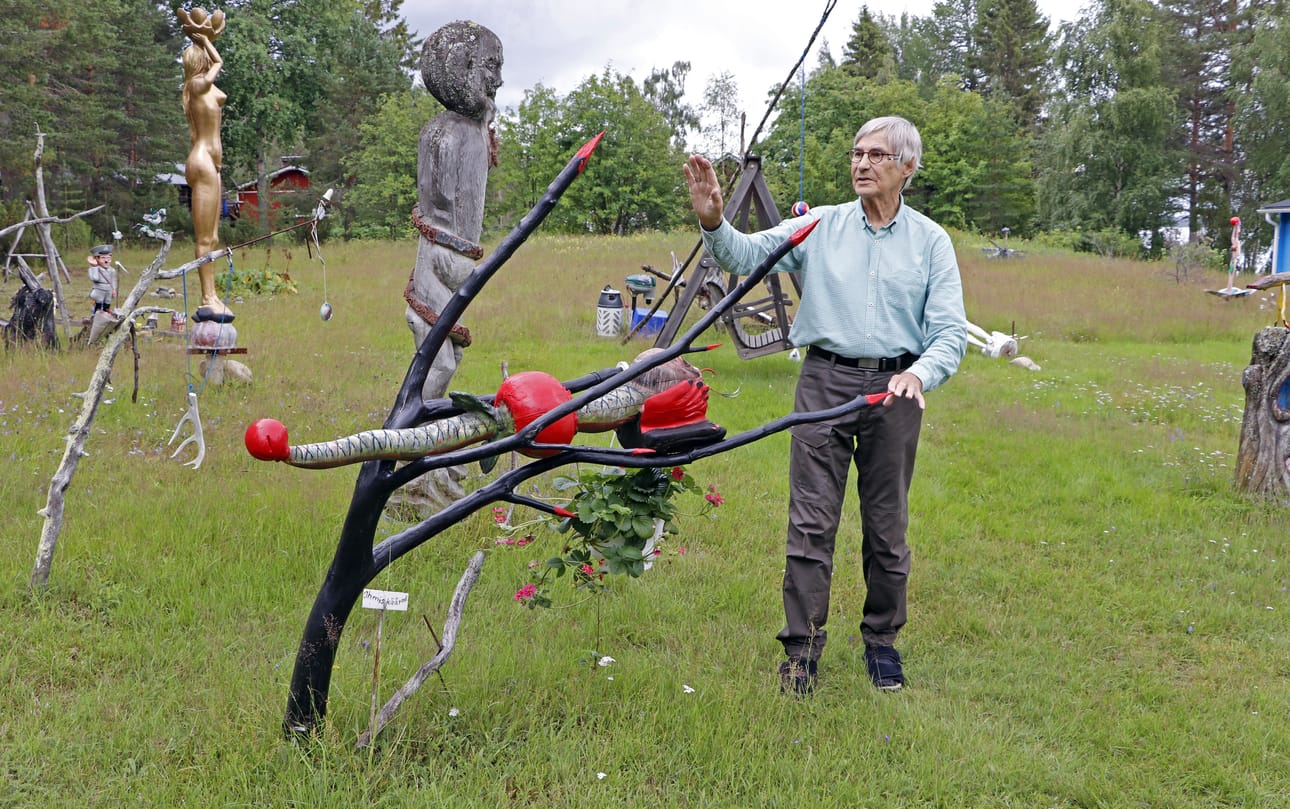 Räisänen esittelee tottuneesti taidettaan. Kuvan teos on nimeltään Ihmiskäärme. Räisänen kertoo työn kuvastavan ilkeää ja pahaa ihmistä.