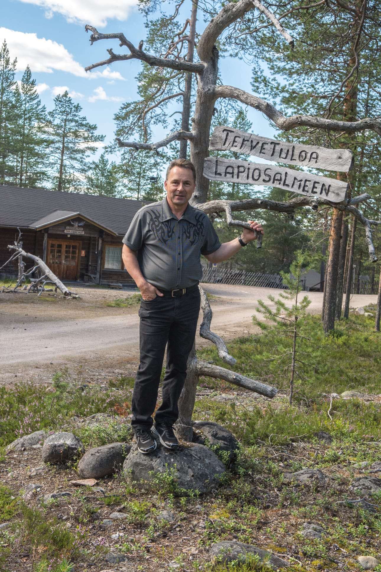 Lapiosalmen eräleirikeskuksen isäntä Tapani Saarikko vastaa yksin leirikeskuksen seitsemäntoista rakennuksen ylläpidosta.