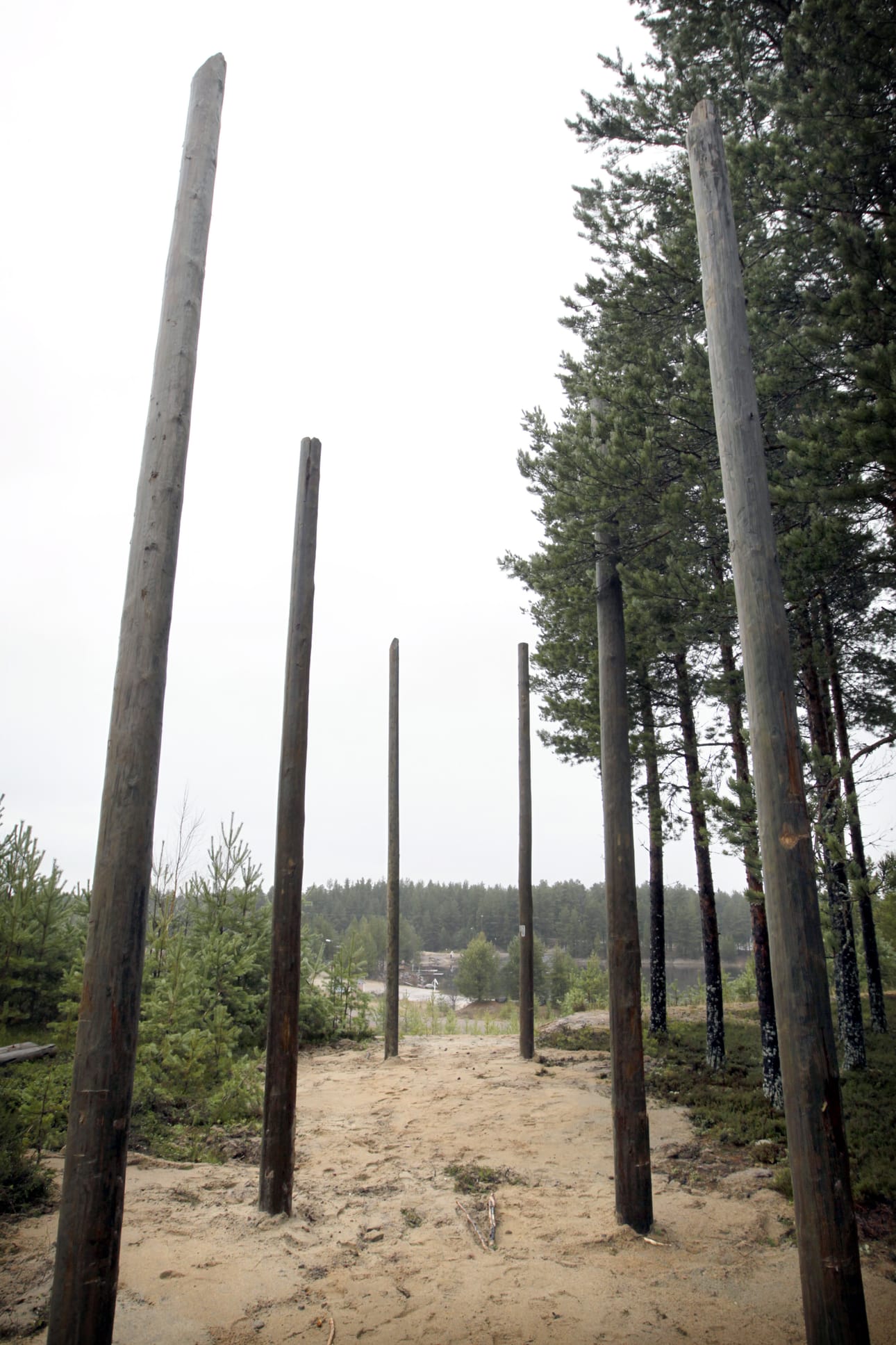 Limingassa on taas virinnyt mäkihyppyinto. Rantakylän maastoon on pystytetty uuden hyppyrimäen tukitolpat. Alastulo on lammelle päin.