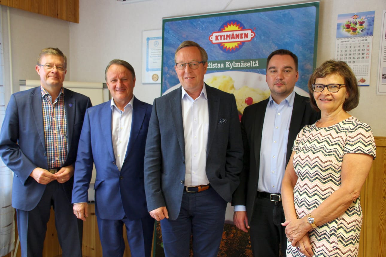Kylmäsen tiloihin saatiin keskiviikkona harvinaisia vieraita, kun elinkeinoministeri Mika Lintilä (kesk.) piipahti Rantsilassa Antti Rantakankaan (vas.) ja Janne Mäkisen kanssa. Ministeri saapui vierailulle Antti Kylmäsen kutsumana. Kuvassa oikealla myös Jaakko ja Sirkku Kylmänen.