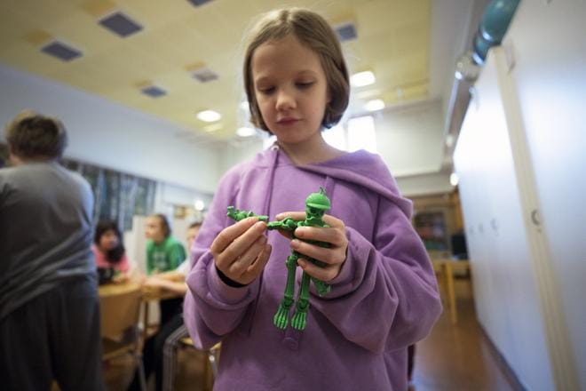 Vaasan kristillisen koulun oppilas Mimmi Renvall, 10, suunnitteli tinkercad-mallinnusohjelmalla stressilelun. Muoviluurangon Renvall tulosti 3D-tulostimella. KUVAT: JARNO PELLINEN