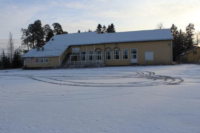Alavuden seurantalo alueen maapohjineen on saanut viime kesänä uuden omistajan. Nykyinen omistaja Terho Riiho on suunnitellut ainakin kysäistä, kiinnostaisiko tontti Lidliä. KUVA: REIJO HEIKKILÄ