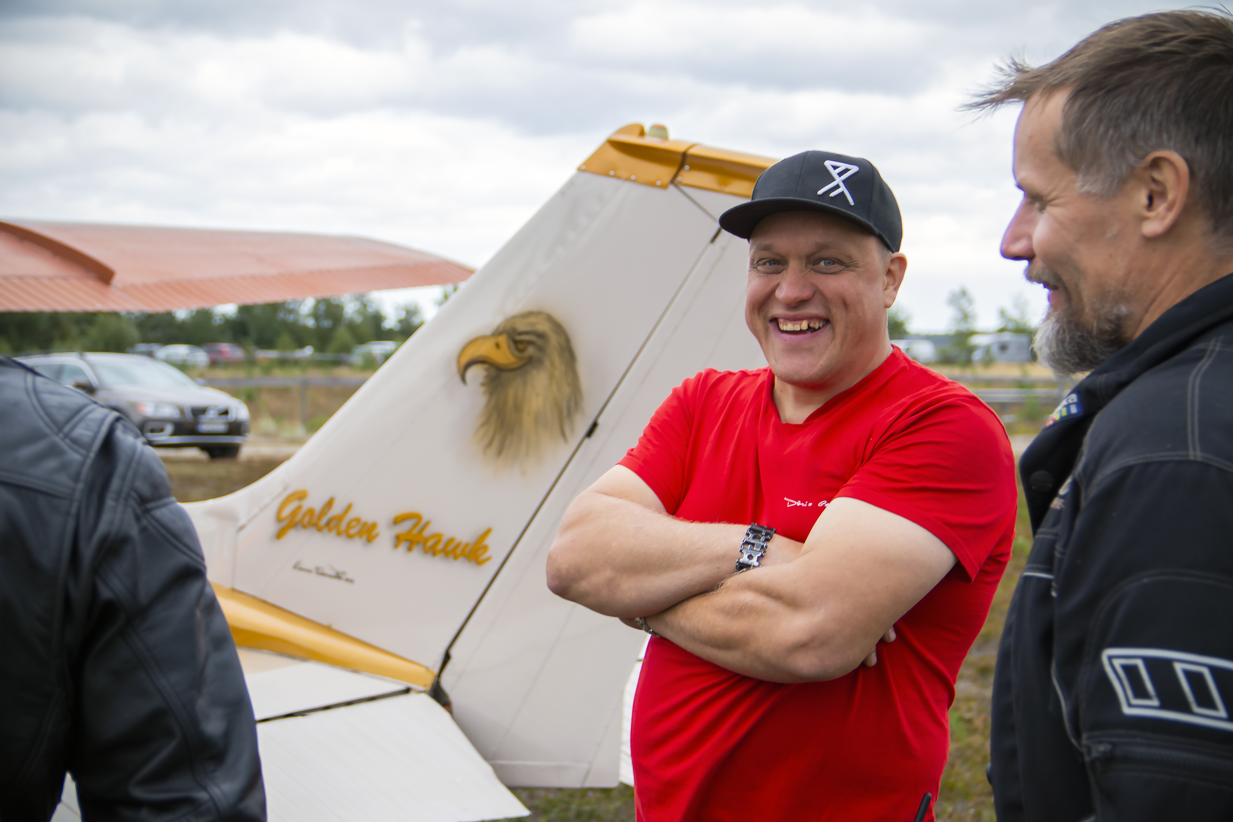 <p>Ilmailuharrastaja Timo Ranta (vas.) on ollut mukana käynnistelemässä Fly In Hailuoto -kokoontumista. Sille on luvassa               ensi vuonna jatkoa. Kuvassa myös Oulusta luotoon moottoripyörällä päräyttänyt Marko Karppi.</p>
