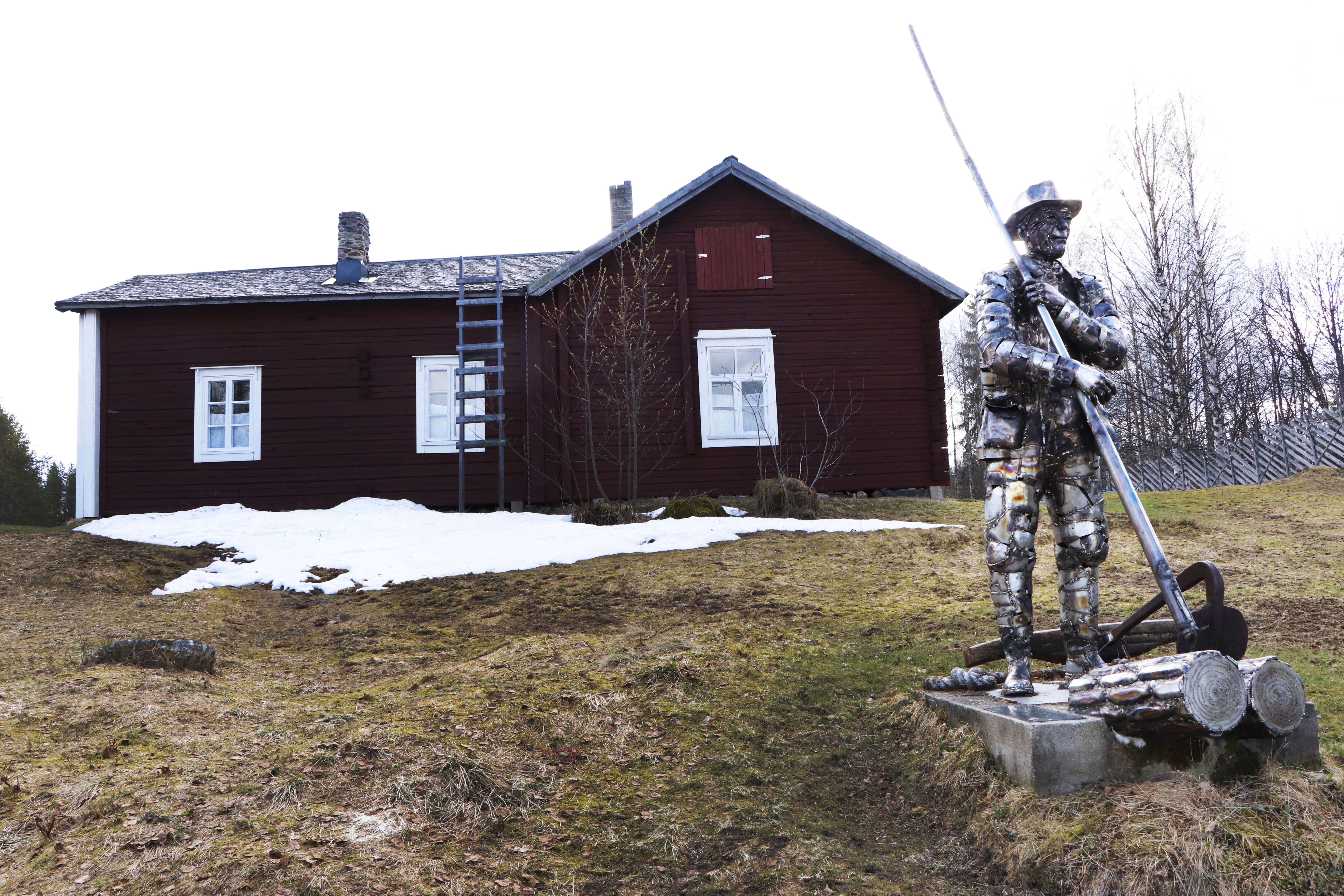Taiteilija Veikko Haukkavaara tekemä muistomerkki ”Uneutettu vonkamies” on nähtävillä jälleen kun Kallioniemi avautuu kesäkuun puolivälissä.