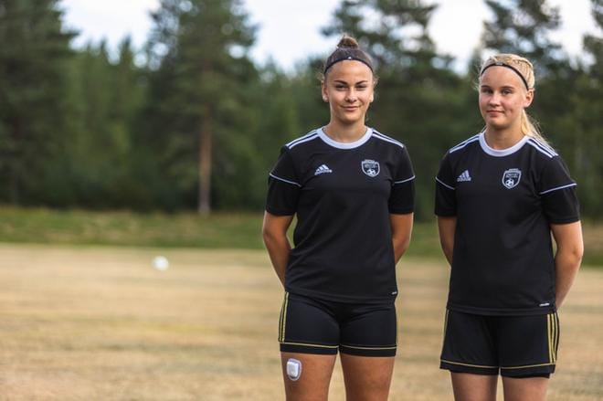 Hilla Koskinen ja Aino Järvinen pelaavat Laura Kalmari -turnauksessa SJK-junioreiden joukkueessa. Kuva: Niko Peltoniemi