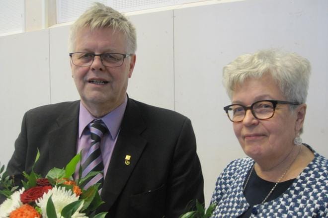 Esko Ahonen sai eläkeliiton piirin puheenjohtajan nuijan Merja Uusitalolta viime syksynä. Arkistokuva.