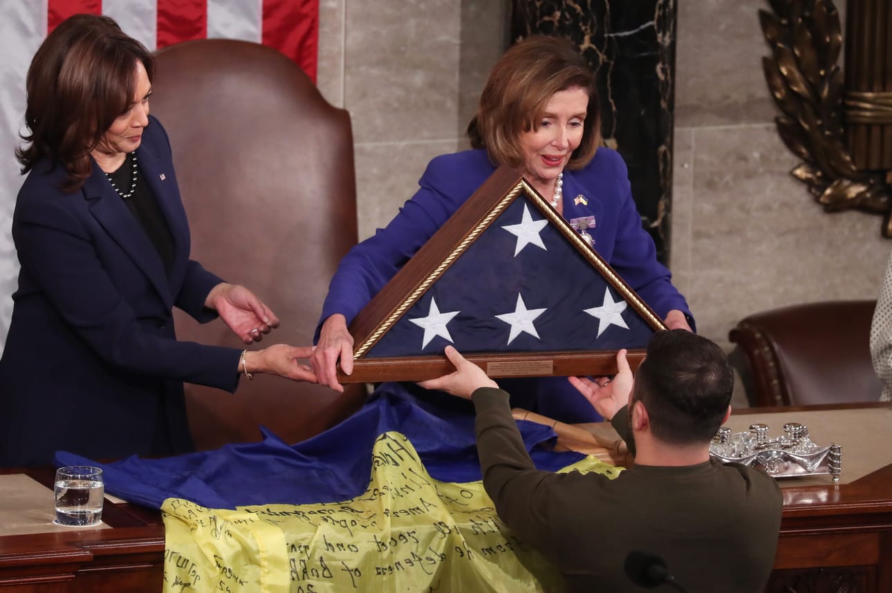 Yhdysvaltain edustajainhuoneen puheenjohtaja Nancy Pelosi (oik.) ja varapresidentti Kamala Harris (vas.) luovuttivat Volodymyr Zelenskyille Yhdysvaltain lipun.