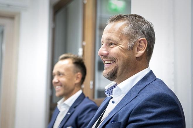 Aktian aluejohtaja Stefan Grönholm (edessä) ja myyntipäällikkö Jonathan Salo kertasivat pankin puolivuosikatsausta torstaina Vaasassa. KUVA: PAULA KASKIMAA