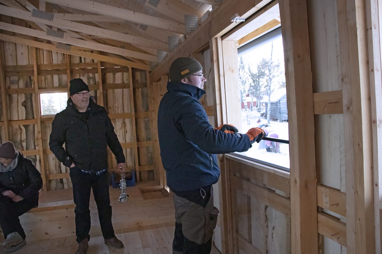 Pleksi-ikkunat saa tarvittaessa laskettua alas, näyttää Tomi Kauppi. Taustalla Juha Korkala.