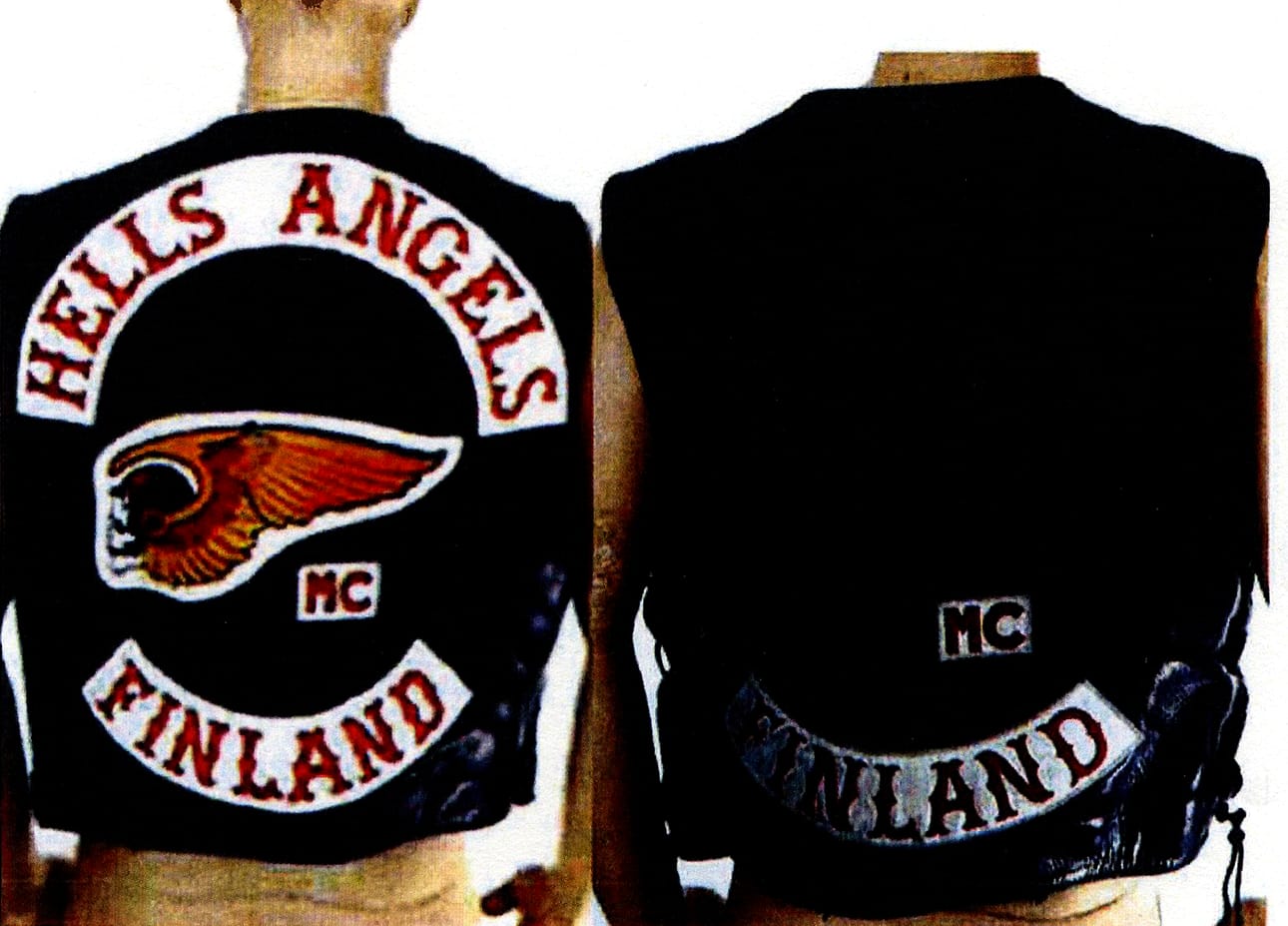 Poliisin esitutkinta-aineistossa oleva Hells Angels member- (vas.) ja prospect-jäsenen liivit.