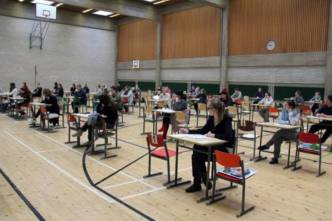 Kauhavan lukion abiturientit ryhtyivät töihin entisen Lentosotakoulun salissa. Härmän lukion opiskelijat tekevät kokeet omalla koulullaan. KUVA: MIA KÄRKKÄINEN