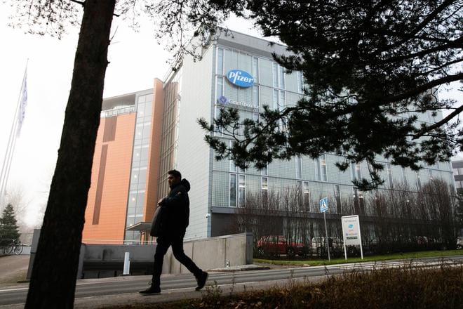 Pfizer/Biontechin koronarokote on ainoana saanut myyntiluvan 5-11-vuotiaille Euroopassa. Kuvassa on lääkeyhtiö Pfizerin konttori Helsingissä.