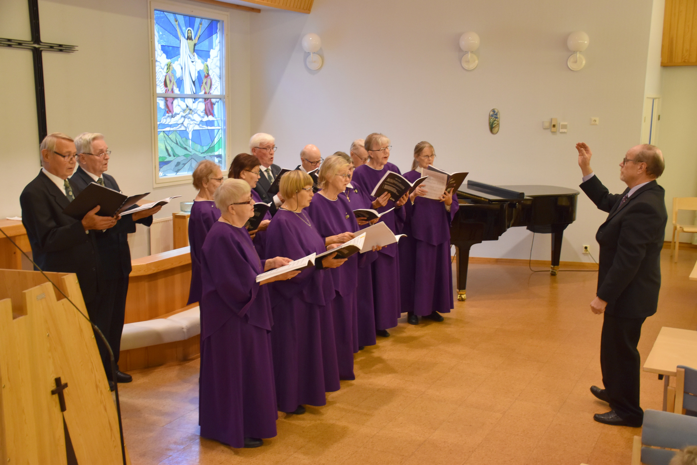 Tulojuhlassa esiintyi kirkkokuoro Teuvo Kajavan johdolla.