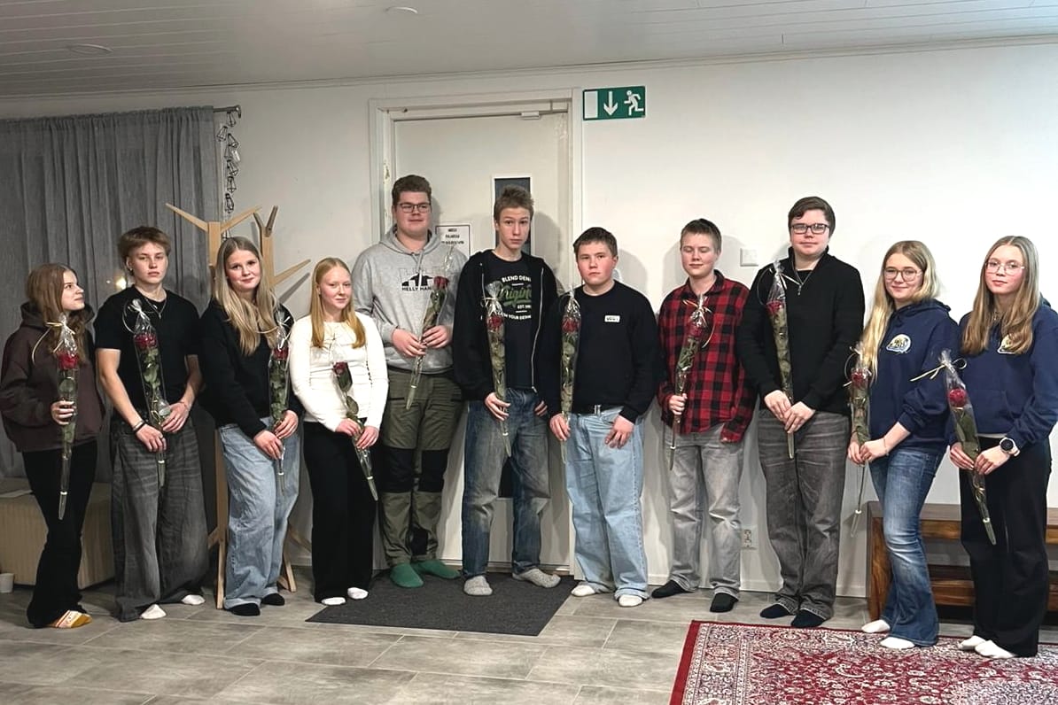 Raahen Nuorisovaltuusto vasemmalta Riina Hanhisuanto, Deena Käräjäoja, Ella Timonen, Saaga Kettukangas, Miro Rantala, Tami Tuomisto, Eero Vähäjylkkä, Otto Moisio, Samu Virpiranta, Vuokko Ojutkangas, Venla Törmälä. Kuvasta puuttuu Väinö Knuutti ja Veranda Ejupi.