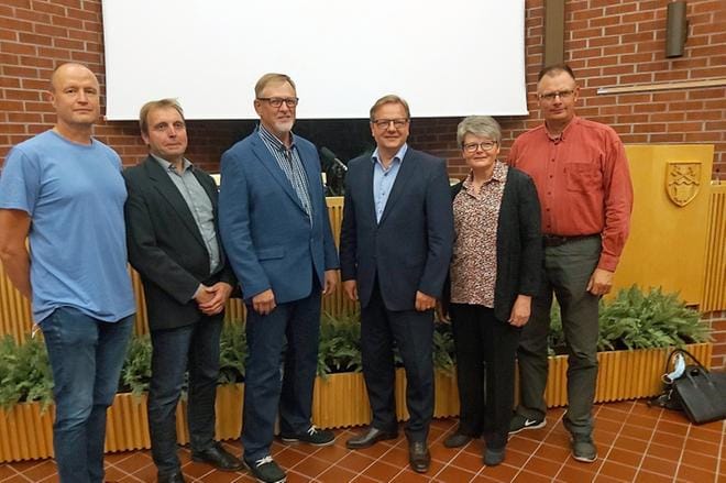 Kauhajoella kaupunginvaltuuston ja - hallituksen puheenjohtajakuusikon muodostavat Petteri Opas, Mika Kytöharju, Urpo Paananen, Lasse Hautala, Päivi Nummijoki ja Mikko Rotola-Pukkila. Kuva: Jorma Havula