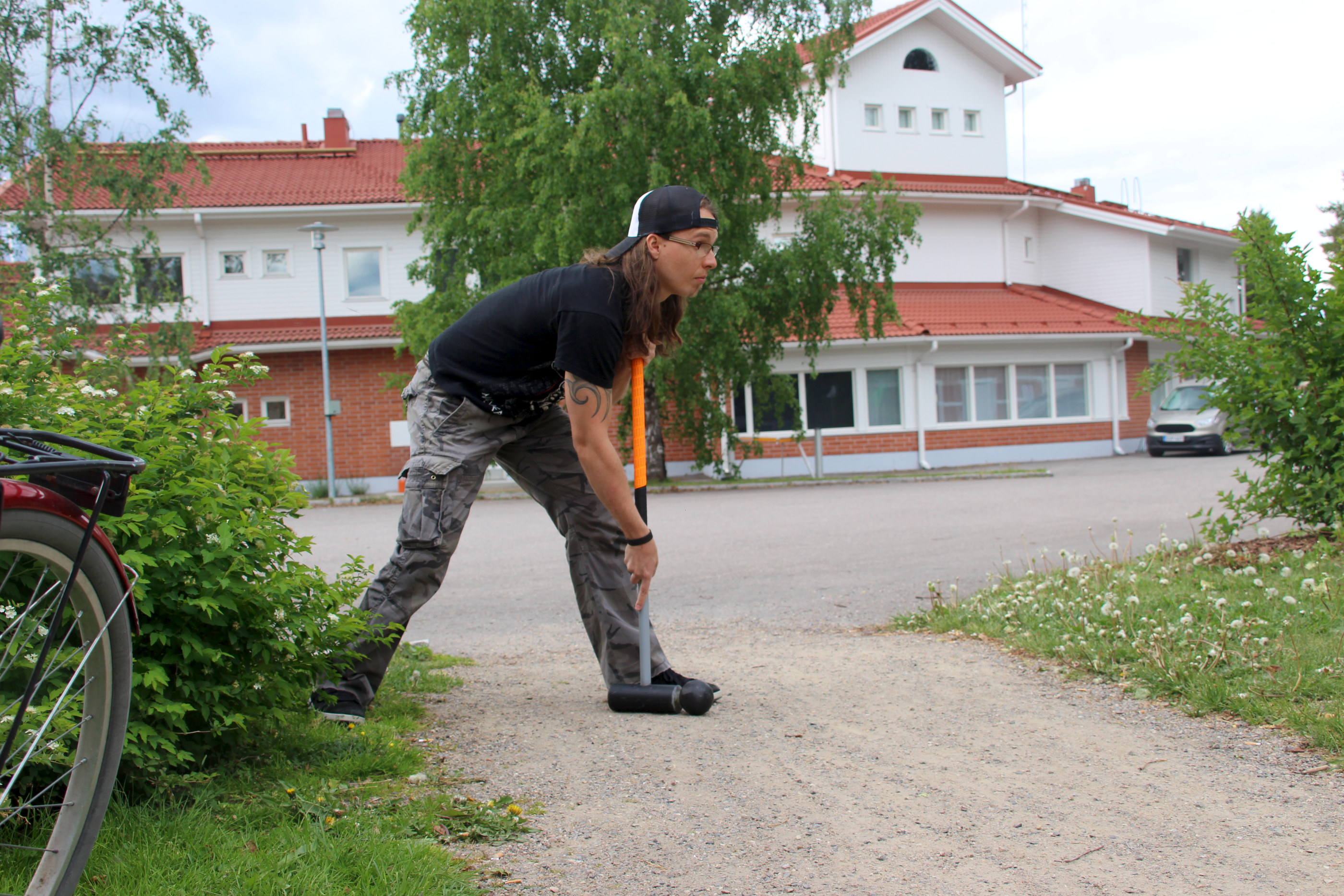 Kroketissa tyyli on vapaa, kun nuijanmuotoisella mailalla lyödään palloa portin läpi. Ari Kamula näyttää mallia.