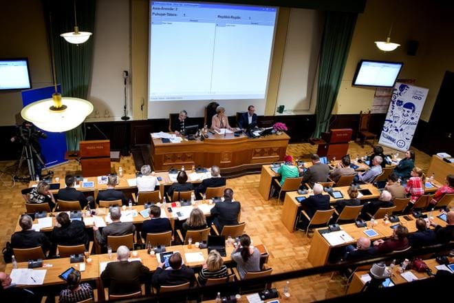 Vaasan nykyisessä valtuustossa on 59 jäsentä. Jos kuntaliitos saadaan aikaan, tulee väliaikaiseen supervaltuustoon 102 jäsentä. ARKISTOKUVA: KALLE LYDMAN