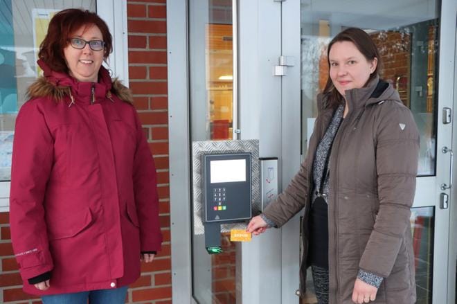 Heli Järviniemi-Hemminki ja Henna Hydén kertovat kirjaston aukioloaikojen laajentuvan omatoimikirjaston ansiosta. Ovessa olevan laitteen ansiosta kirjastoon pääsee jatkossa sisälle kello 7-21 välisenä aikana. KUVAT: HENNA NEVALA