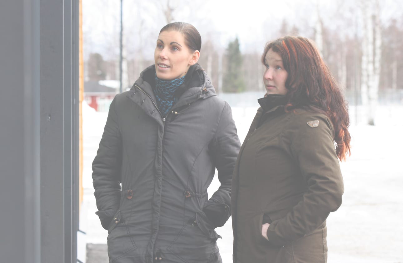 Tyrnävän Puotia vuoden päivät pyörittänyt Annukka Suotula-Ervasti luovuttaa Tyrnävän Osuuspankin liikehuoneiston avaimet Henriikka Viramolle jouluna. Hierontapalvelu Hevin avajaisia vietetään Kunnankuja 1:ssä tammikuun alussa.