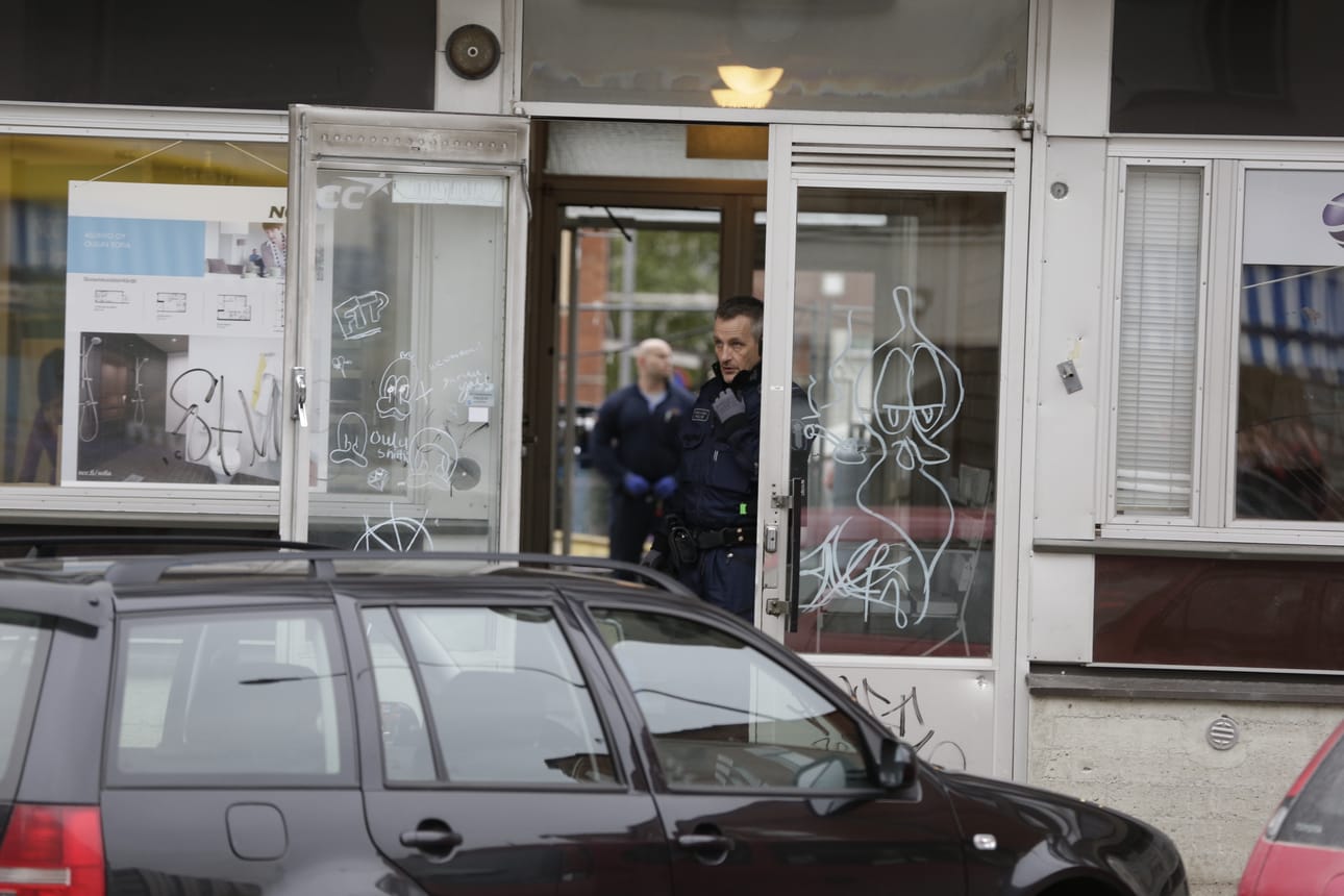 Poliisi etsii vankikarkuria Oulun keskustassa.