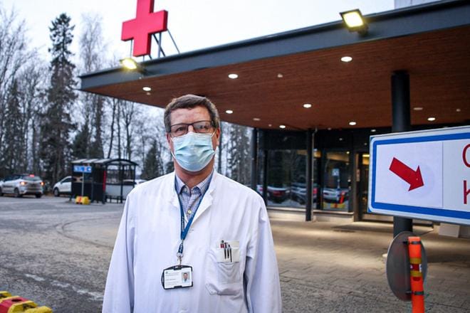 Vaasan keskussairaalan infektioylilääkäri Juha Salonen ei näe, että rokotepassista olisi merkittävää apua pandemian hallitsemisessa. ARKISTOKUVA: PAULA KASKIMAA