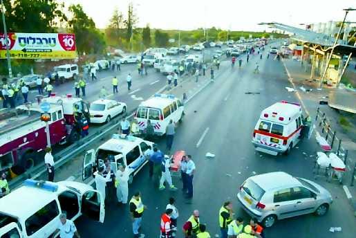 Pommi räjähti Tzrifinin tukikohdan edustalla, missä sotilaat odottivat kyytiä kotiin.