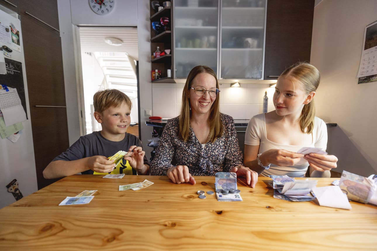 Jalasjärveläinen Tiina Metsä-Ketelä opettaa lapsilleen aktiivisesti rahataitoja. Samu Saarela, 7, toi siskolleen Sara Saarelalle, 14, leikkirahansa laskettavaksi.