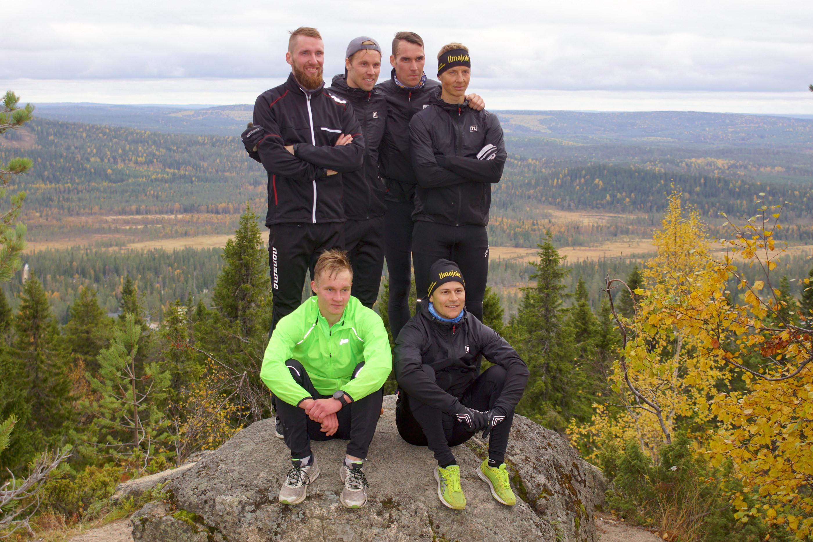 <p>Ilmajoen Kisailijoiden miehet ehtivät juoksun päälle poseeraamaan harjoitteluleirinsä komeissa maastoissa.   </p>