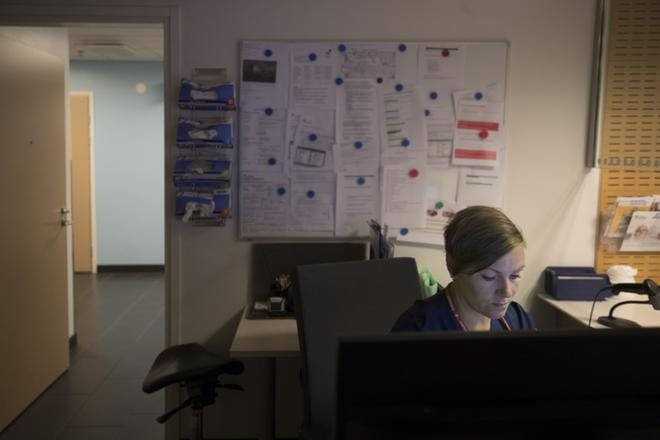 Vaasan keskussairaalassa sairaanhoitajana työskentelevä Jatta Valtonen on havainnut huolestuneisuutta ja epätietoisuutta sekä potilaissa että muissa työntekijöissä. KUVAT: MINNA ANTILA