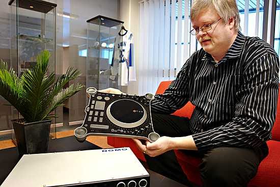 Ammattimaisille tiskijukille tarkoitettu Otus-digisoitin ja matkapuhelinverkkojen testauslaite ovat tyypillisiä Velho Engineeringin suunnittelemia laitteita, yrityksen tekninen johtaja Valto Hekkala kertoo. Niissä on hyödynnetty etenkin muovia, alumiinipainevalua ja ohutlevymekaniikkaa.