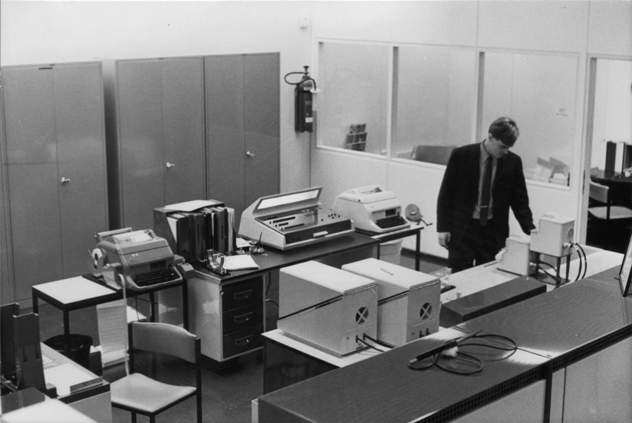 Pohjoismaiden ensimmäinen tietojenkäsittelytieteen professori Reino Kurki-Suonio poseerasi työpaikallaan vuonna 1969. Sen jälkeen tekniikka on kehittynyt vauhdilla, joka edellyttää nyt intialaisten ohjelmistoasiantuntijoiden rekrytointia Suomeen.