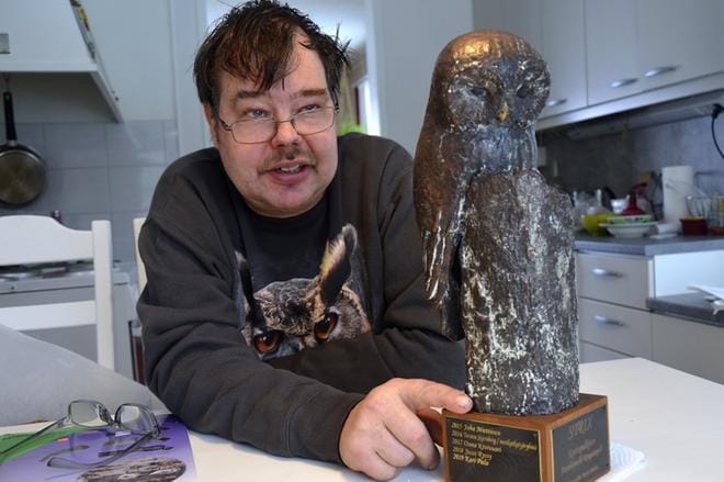 Lintujen rengastus on luvanvaraista ja vapaaehtoista. Vuoden rengastajaksi valittu Kari Palo ei harmittele lintuharrastukselle annettuja tunteja. Harrastus on antanut enemmän kuin se on vienyt. KUVA: JAANA ALA-LAHTI