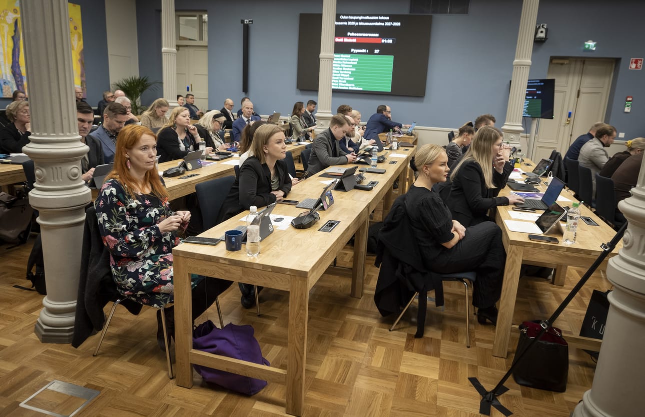 Oulun kaupunginvaltuusto teki maanantaina esityksiään ensi vuoden budjettiin. Esityksistä päätetään tasan viikon päästä, ja samalla nuijitaan talousarvioesitys pöytään.