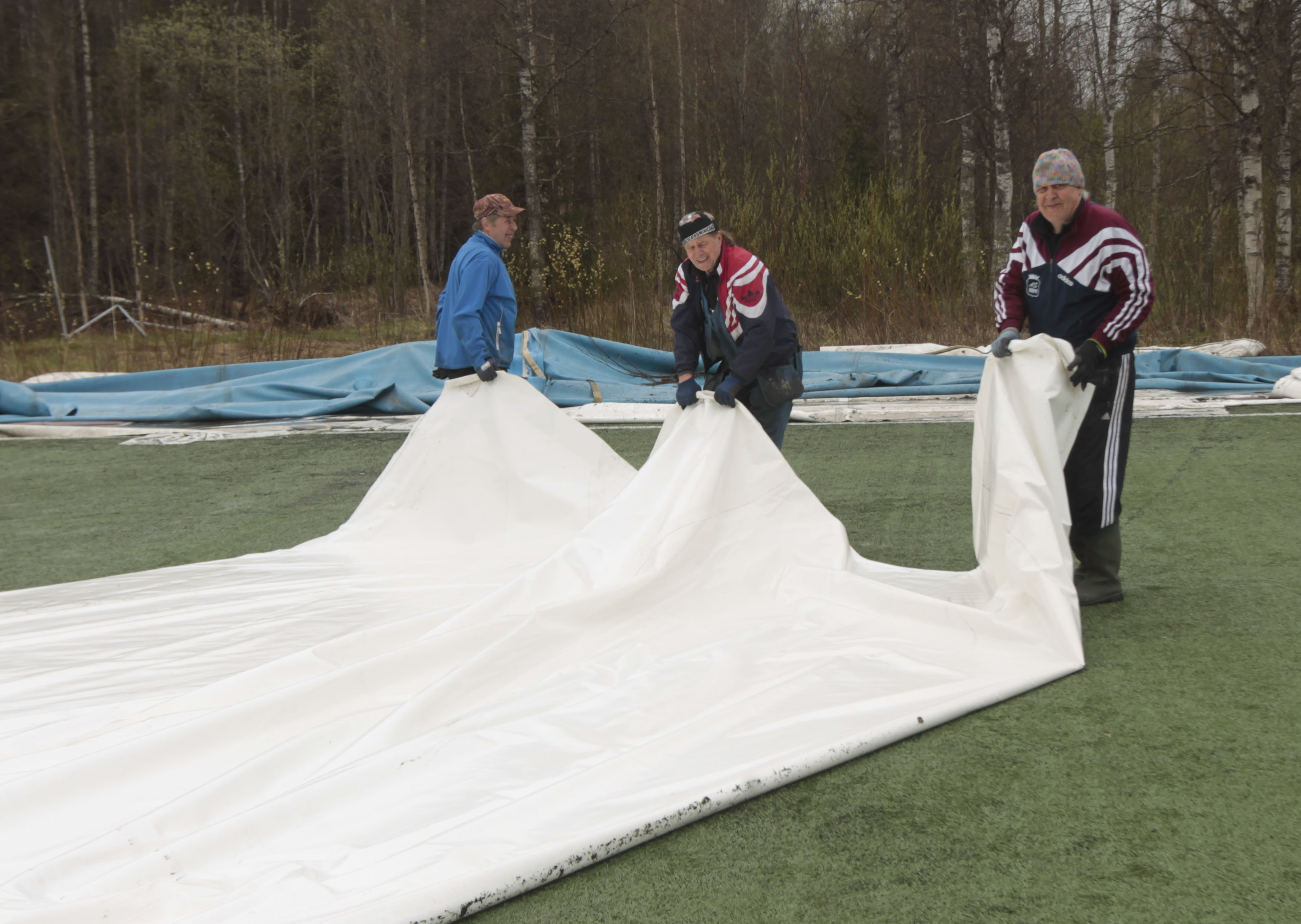 Junkohallin hautajaiset – Karihaaran tekonurmi siirretään aidan toiselle puolelle, mikäli nurmen kunto mahdollistaa siirron