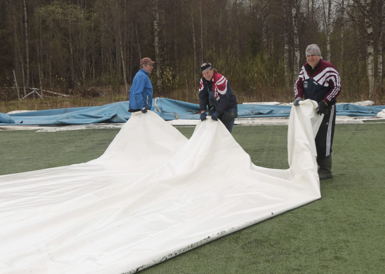 KPT-85:n Esa Juvonen (vas.), Raino Manniala ja Kari Ikäläinen suoristavat Junkohallin katetta, jotta siitä saisi leikattua muistopalaset merilappilaisille palloiluihmisille.