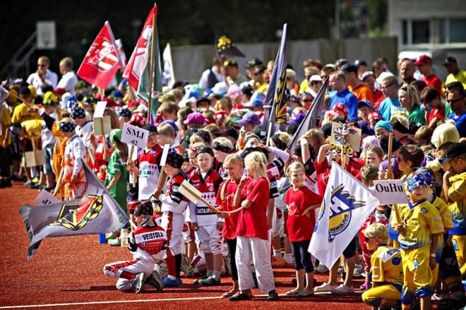Valtakunnallinen Naperoleiri juhlittiin Lappajärvellä alkuun lipuin, kyltein ja iloisin kannustushuudoin vuonna 2011. ARISTOKUVA: JAAKKO ELENIUS