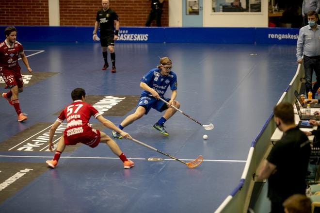 Viljami Järvikangas taiteili pallon kanssa, ja Christian Remes puolusti. KUVA: JAAKKO ELENIUS