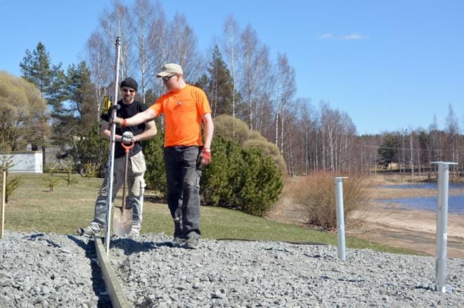 Rantapuiston terassia rakentavat urakoitsijat Tero Aho TA-Rakenteesta sekä Arto Kivistö Veljekset Kivistö Oy:stä. KUVA: MIINA HAKALA