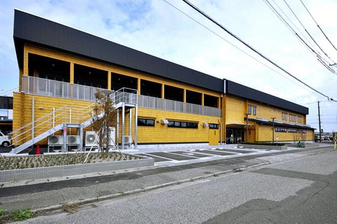 Alajärven Menkijärveltä lähteneet mäntyhirret nousivat ostoskeskukseksi Niigatan kaupungissa Japanissa. KUVA: PHOENIX HOME