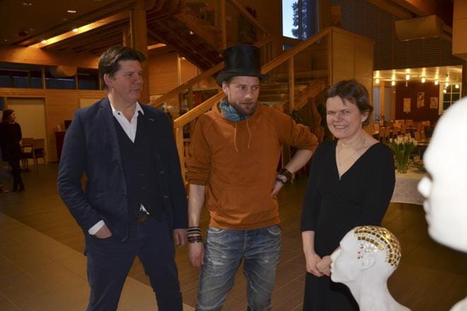 BBC:n kuvaaja Richard John Perry kävi kuvaamassa Juha Järvistä (keskellä) talvella. Noin kymmenen tunnin materiaali tiivistettiin 23 minuutin ohjelmaksi Erika Benken (oik.) toimittamaan dokumenttiin. KUVAT: JAANA ALA-LAHTI