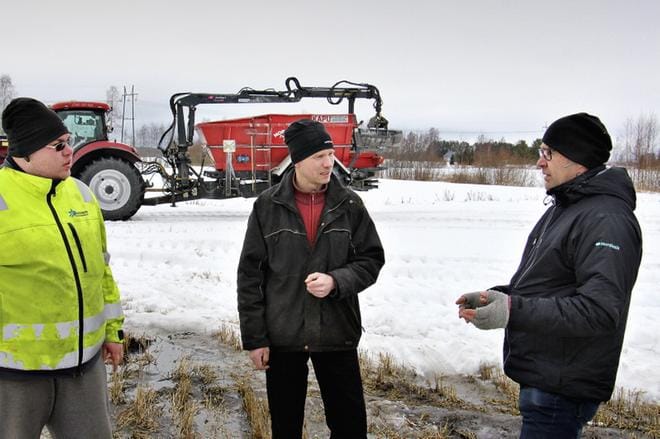 Urakoitsija Sami Varpuluoma (vas.), maanviljelijä Tero Ojala ja myyntipäällikkö Mika Erkkilä katsastivat, että kunnollista levityskeliä on tälle talvelle jäljellä vielä parisen viikkoa. Miehet kuitenkin totesivat yhteen ääneen, että kevään säistä ei aina niin tiedä. KUVAT: ARTO TAKALAMPI