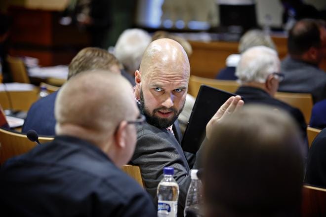 Kaupunginhallituksen puheenjohtaja, valtuutettu Kim Berg haluaa keskustella hallituksen epämuodollisessa illanistujaisessa tammikuussa valtuustokokouksien ajankäytöstä. Paikalle on kutsuttu valtuuston puheenjohtajisto ja ilmeisesti ryhmien puheenjohtajat. KUVA: TOMI KOSONEN
