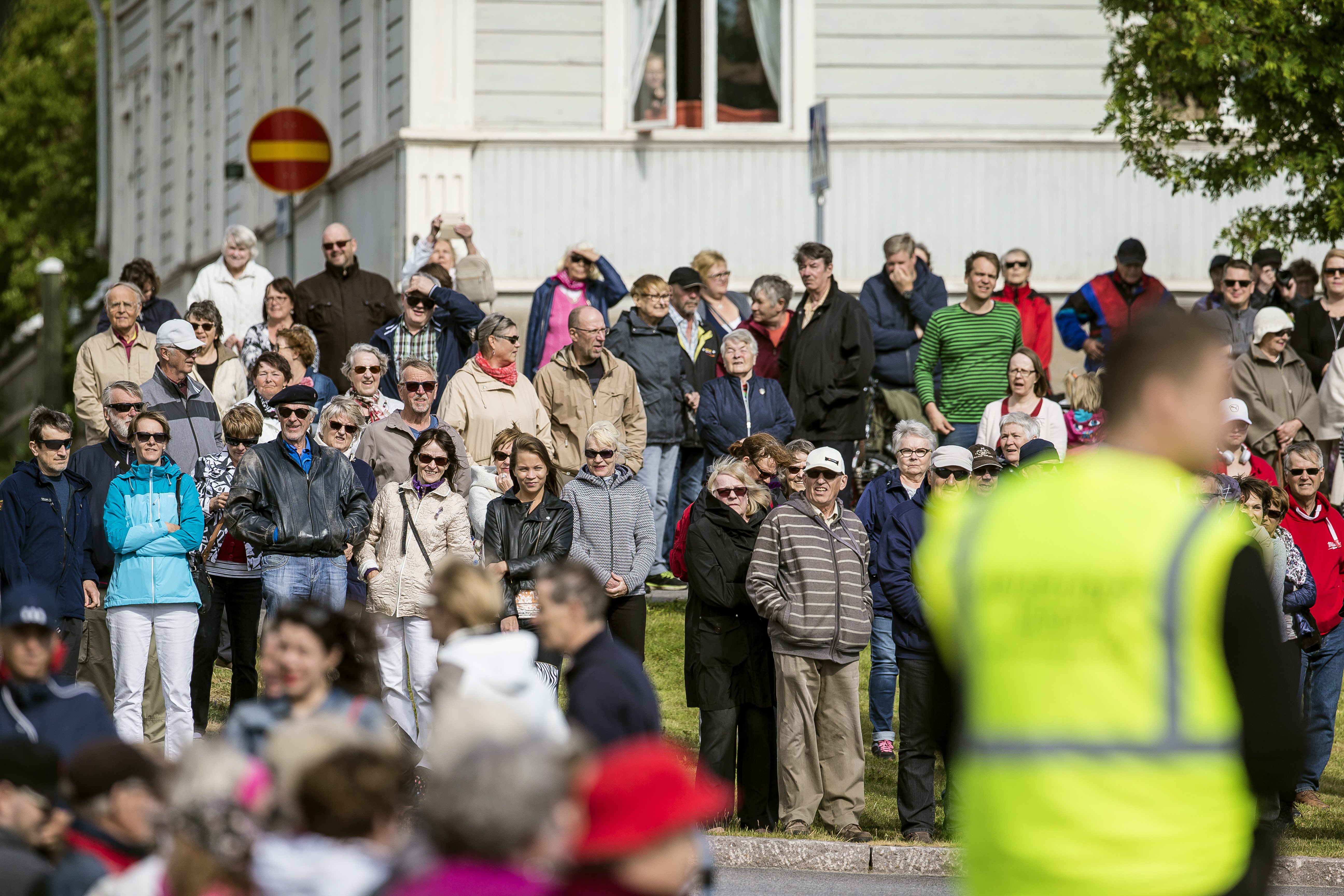 Pekanpäivät saivat raahelaiset liikkeelle. Kotoisa tuuli ei hyydyttänyt iloista väkijoukkoa.